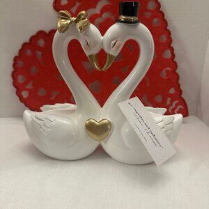 NWT Cupcakes & Cashmere Decorative Swan Couple Possible Bride & Groom Figurine